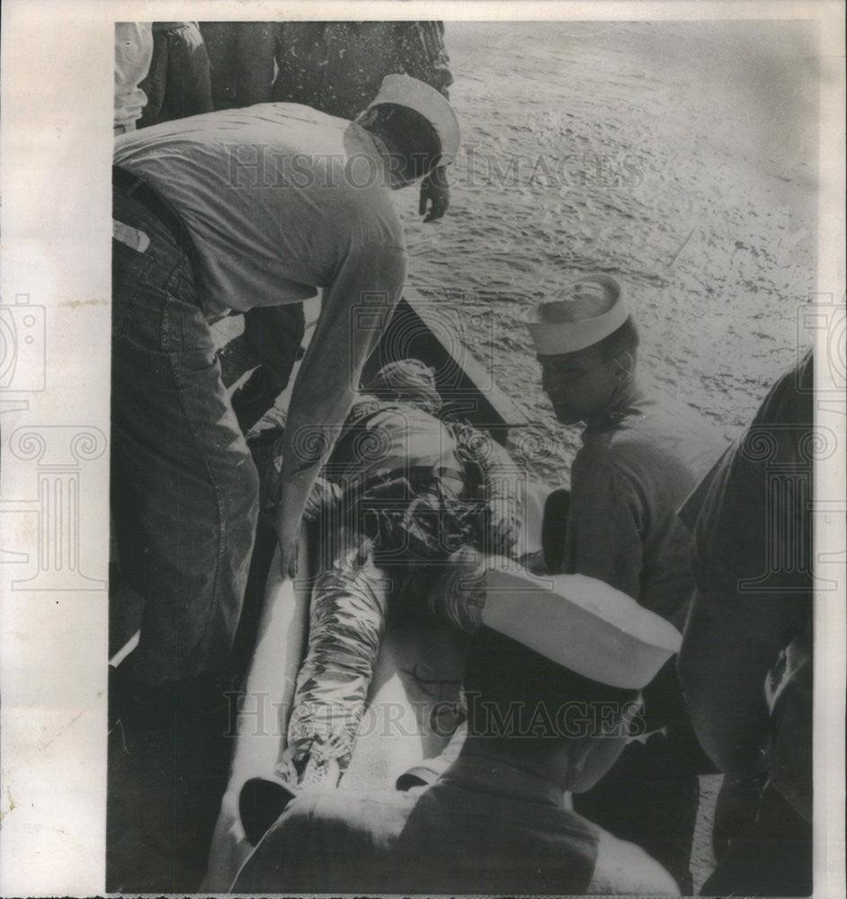 1961 Press Photo Lt. Cmdr. Victor Prather is lifted from crashboat - Historic Images