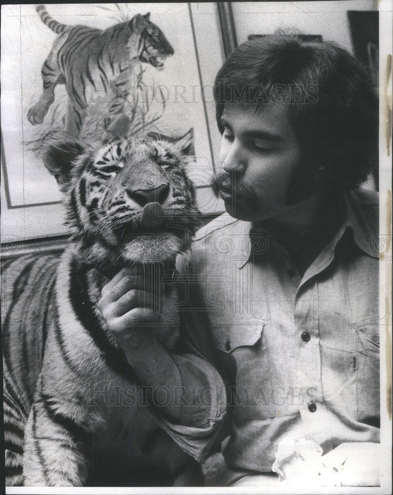 1974 Press Photo Gerald Pozan and 6 mo old Siberian tiger - Historic Images