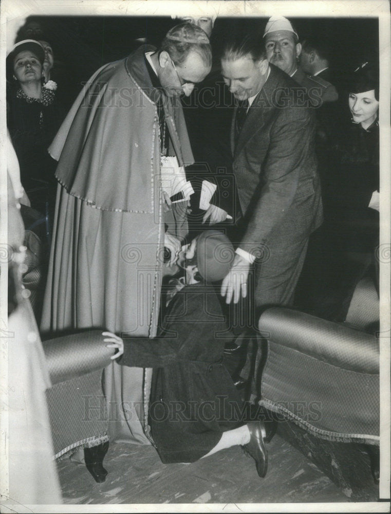 1936 Press Photo Eugenia Albera kisses ring of Cardinal Pacelli,Papal Sec of Sta - Historic Images