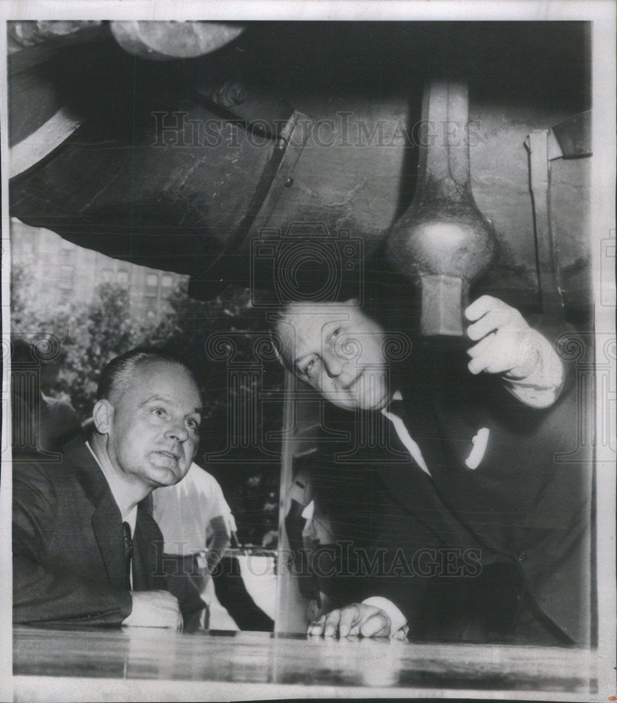 1958 Press Photo Russian Amb Mikhail Menshikov,FR Mann at the Liberty Bell - Historic Images