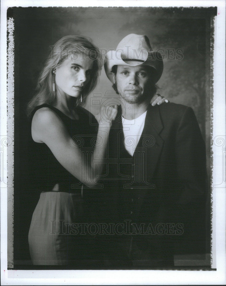 1992 Press Photo Actor Mariel Hemingway And Singer/Actor John Mellencamp - Historic Images