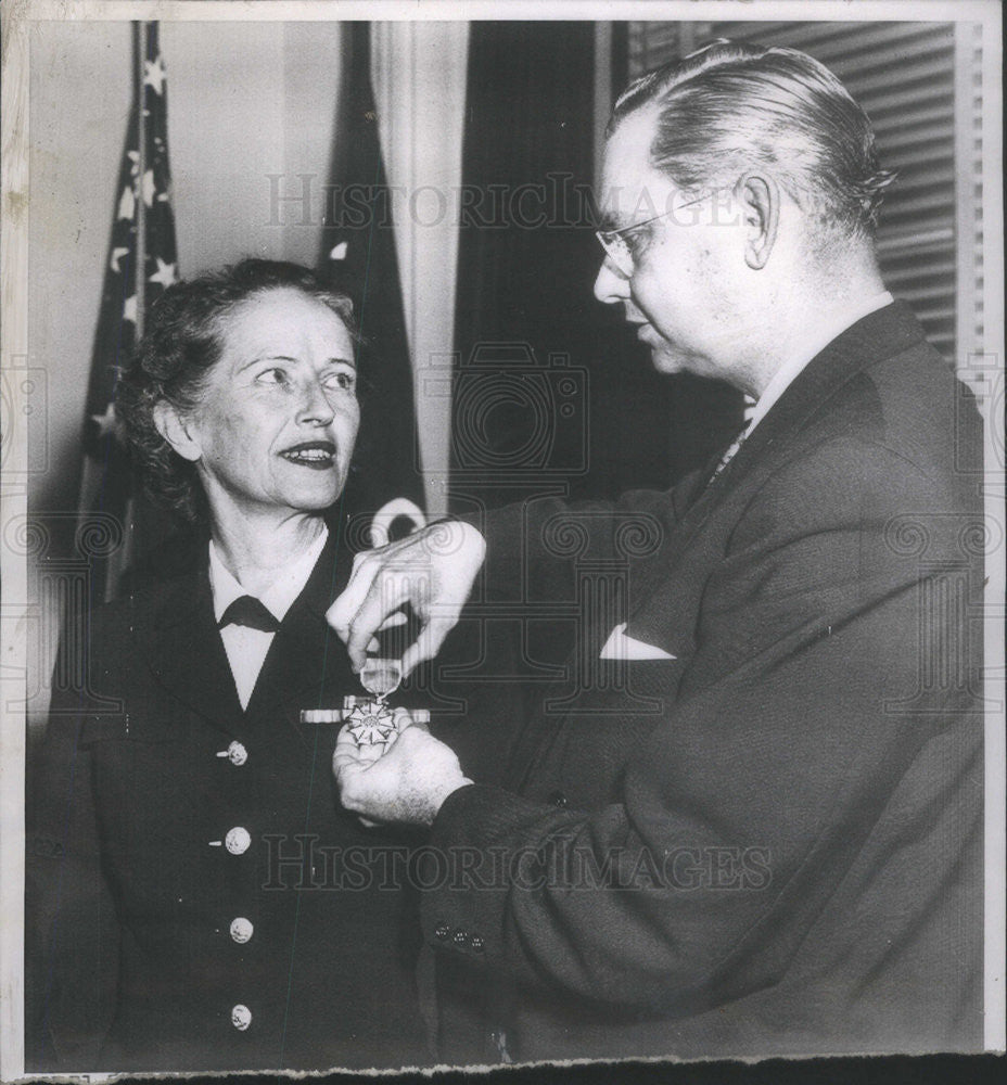 1953 Press Photo Capt Joy Hancock receive Legion of Merit Medal - Historic Images