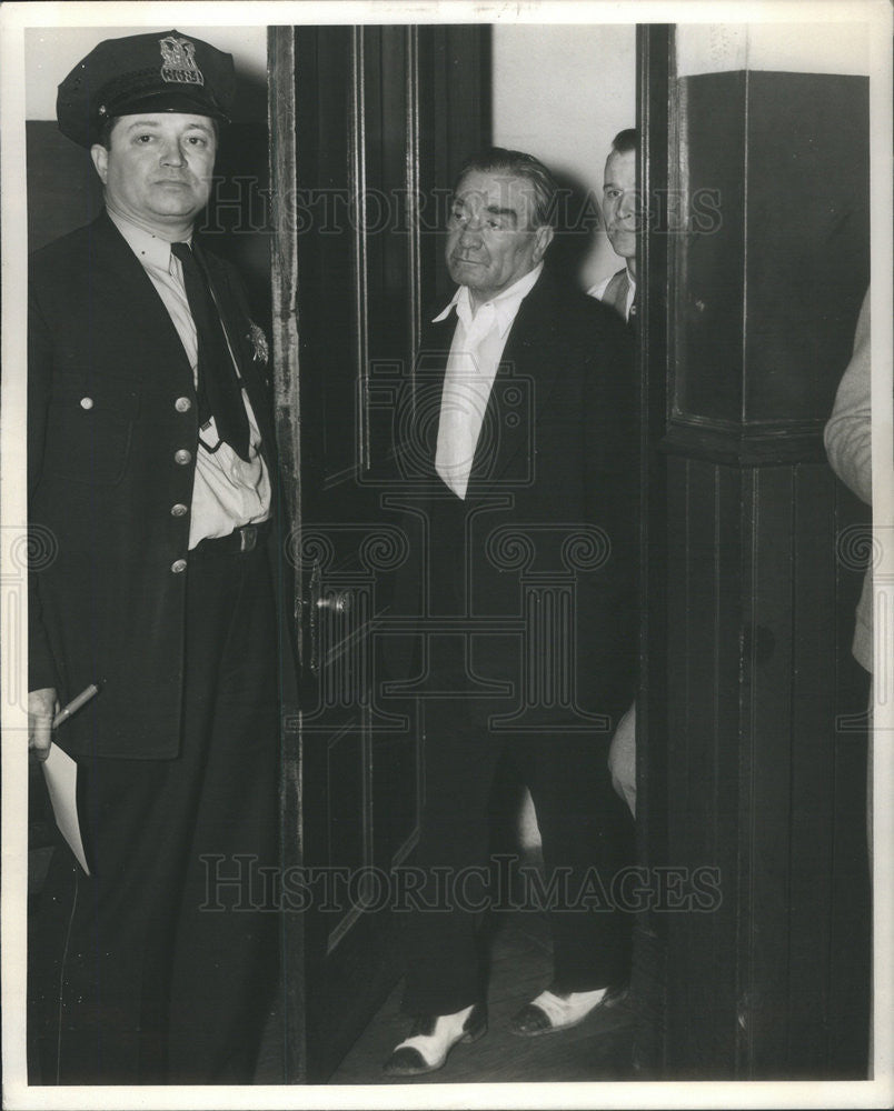 1937 Press Photo Cops T Scheid and J Ellis arrested Wm O&#39;Brien for child molest - Historic Images