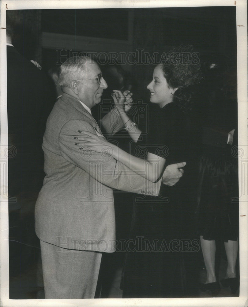 1942 Press Photo Merle Oberon and Louis B Mayer - Historic Images