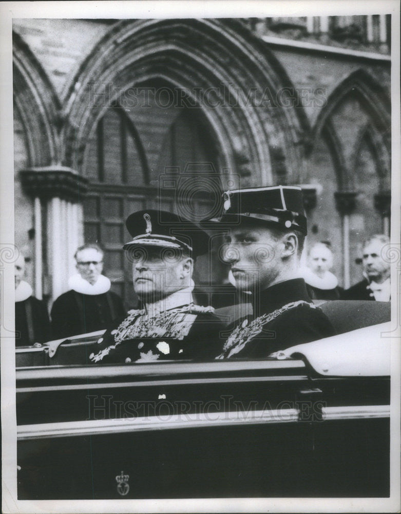 1958 Press Photo King Olav of Norwasy &amp; Crown Prince Harald in the Royal Car - Historic Images