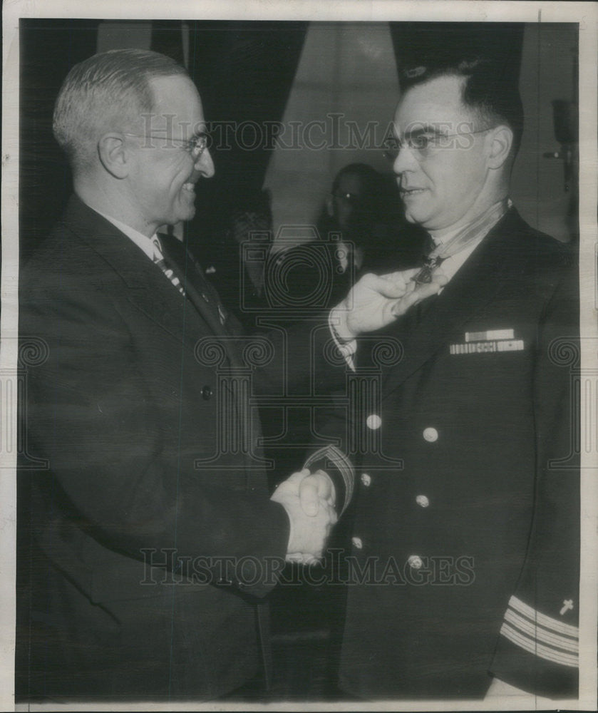 1946 Press Photo President Truman, Cmdr. Joseph Timothy O&#39;Callahan - Historic Images