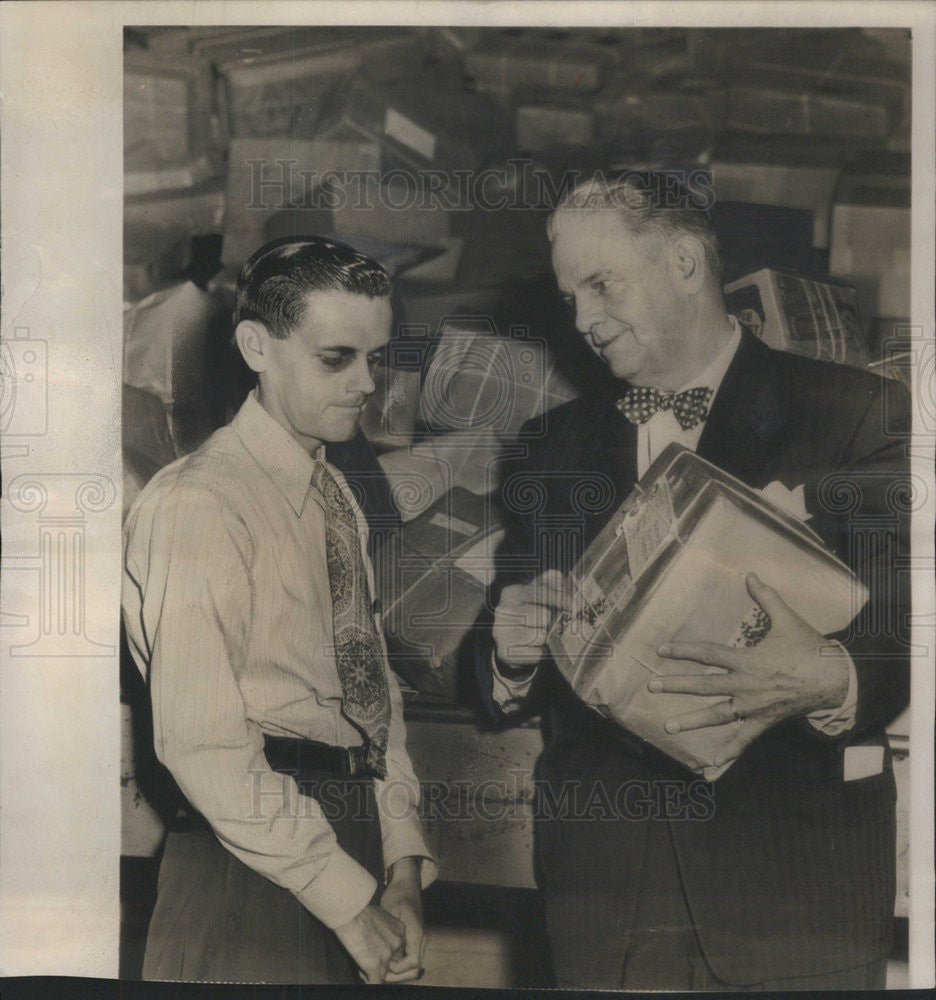 1951 Press Photo Jack O&#39;Leary has had hiccups for 3 yrs now works for Post Off. - Historic Images