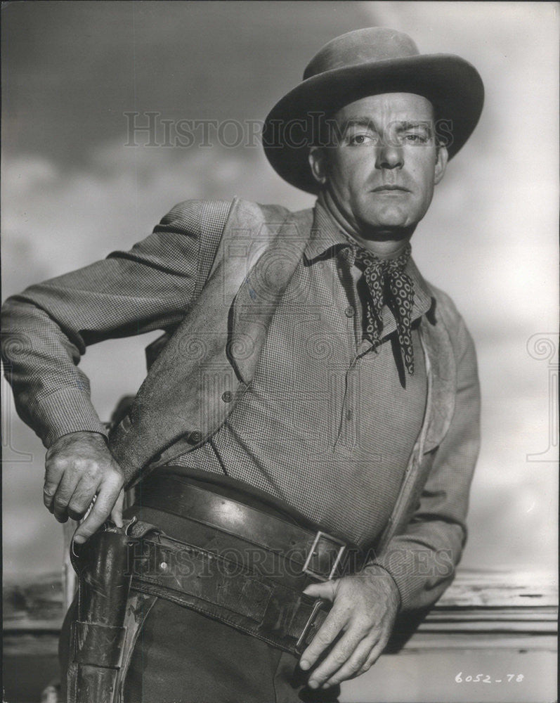 1955 Press Photo Dennis O&#39;Keefe in &quot;The Eagle and The Hawk&quot; - Historic Images