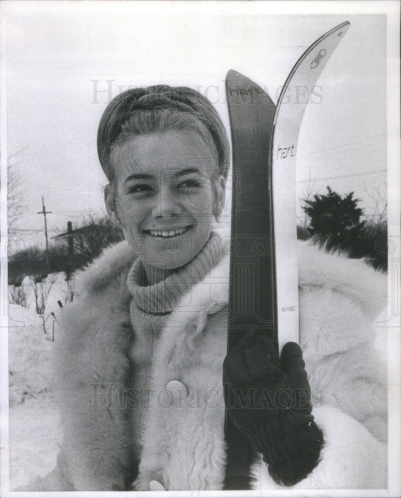 1970 Press Photo Marilyn Raedel on a ski trip - Historic Images