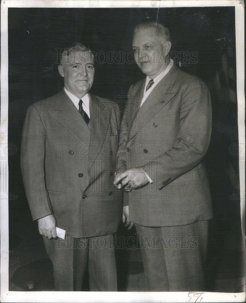 1943 Press Photo Thomas Grady And Robert Fletter Of Elevators Operators Union - Historic Images