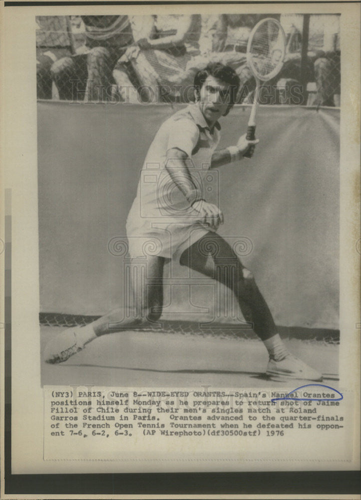 1976 Press Photo Spain&#39;s Manuel Orantes plays tennis in French Open - Historic Images