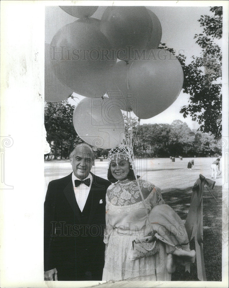 1984 Press Photo Thelma Miller of Glencoe Crownded with Balloons - Historic Images