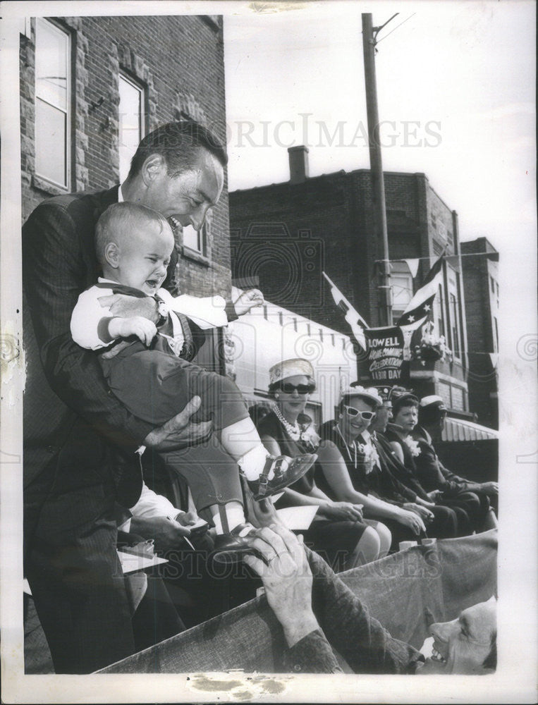 1964 Press Photo Rep William E Miller campaign for re-election - Historic Images