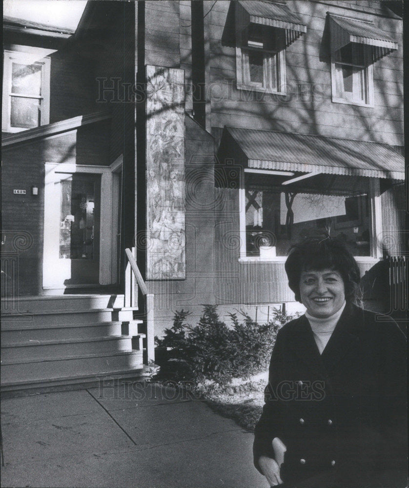 1969 Press Photo Rosemary Zwick in front of her Art Gallery. - Historic Images