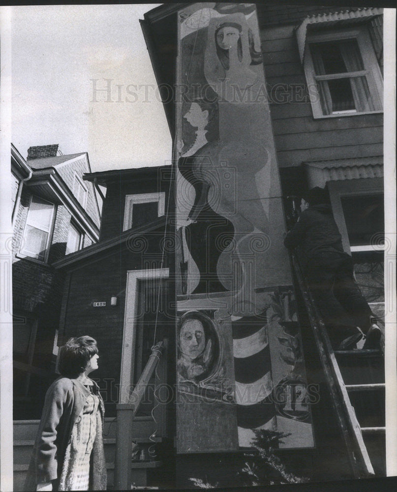 1969 Press Photo Rosemary Zwick in front of pink nude on a barber pole mural. - Historic Images