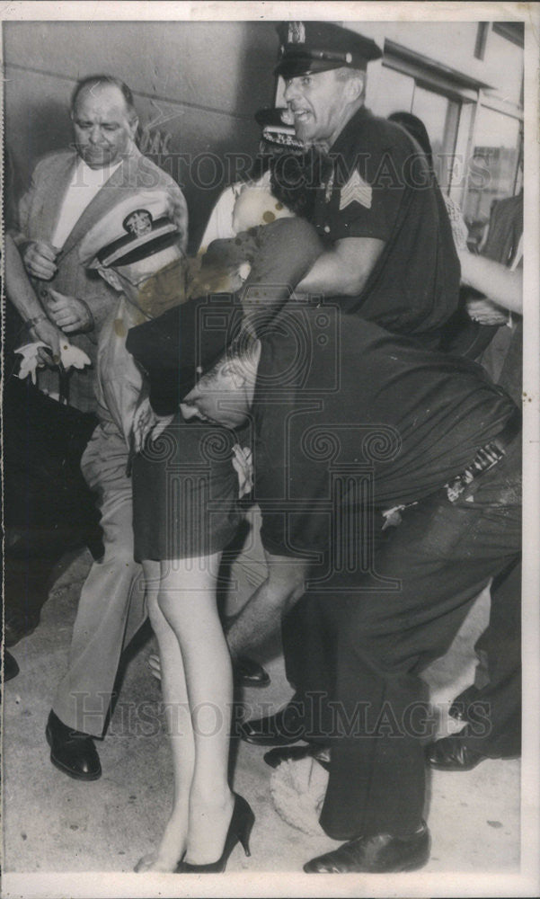 1960 Press Photo Barbara Powers Faints In Airport - Historic Images