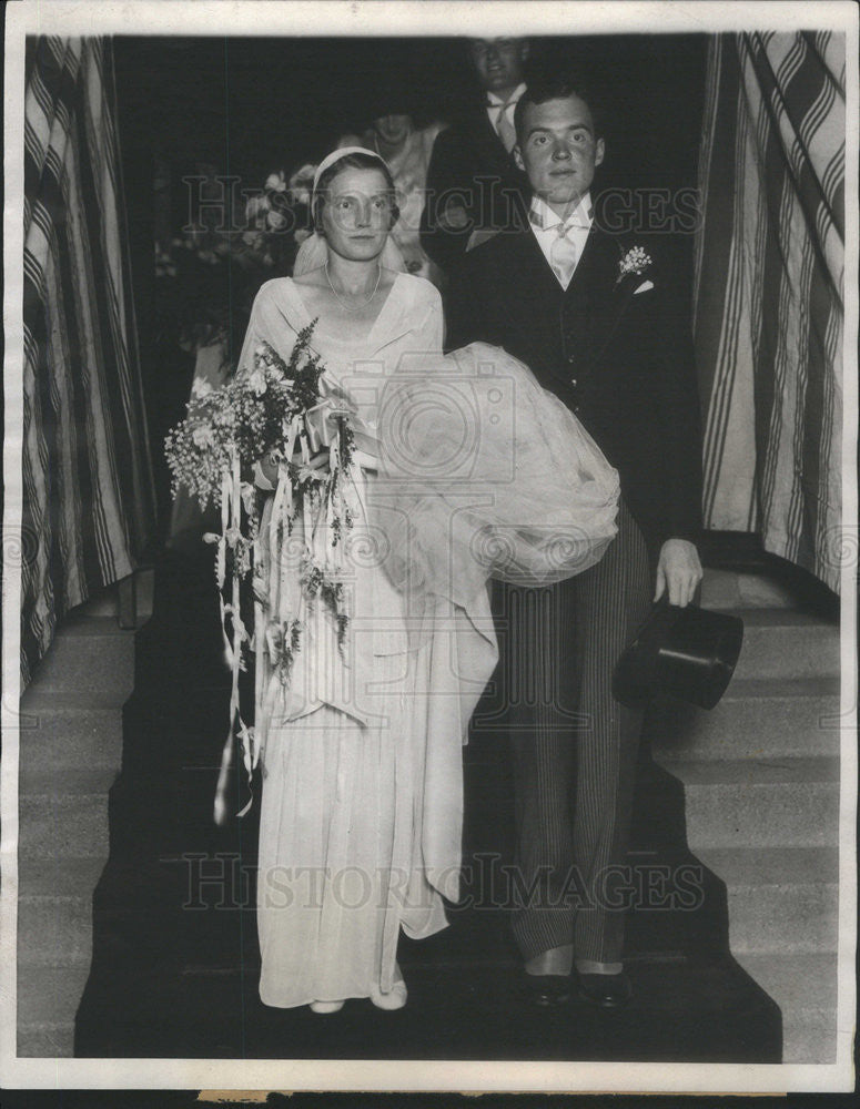 1930 Press Photo Couple walk down steps after getting married - Historic Images