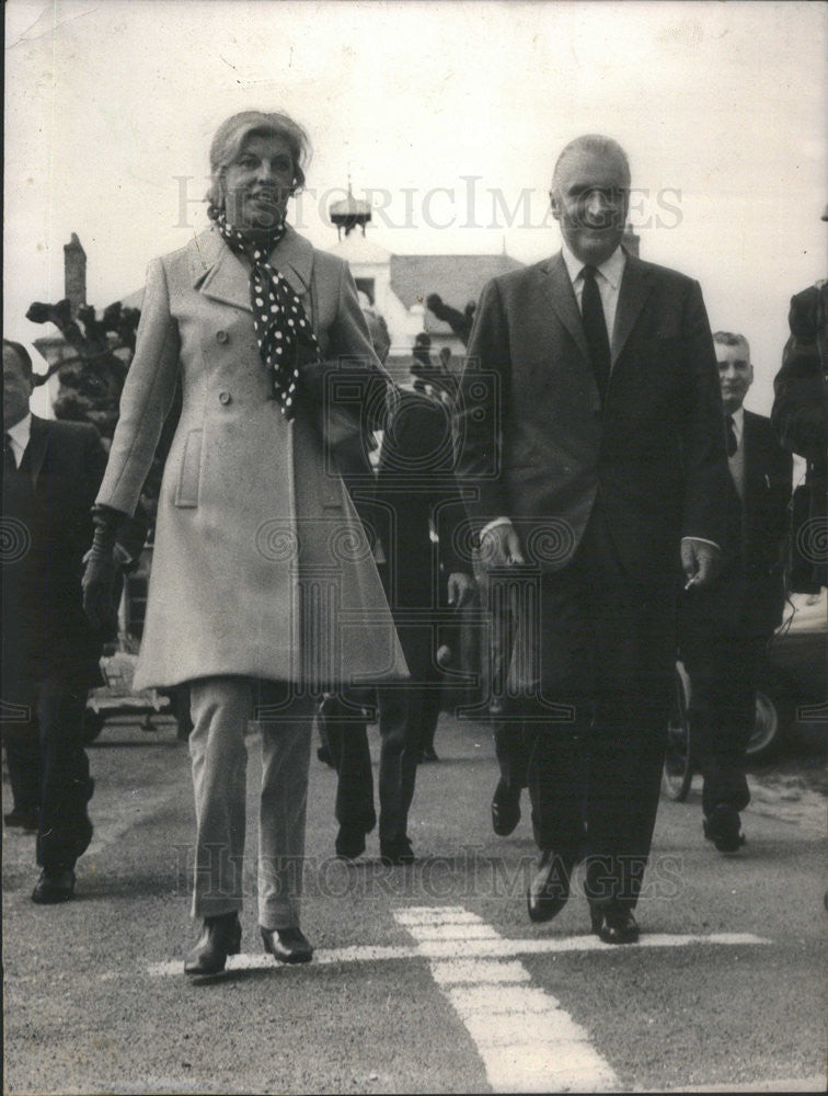 1969 Press Photo The New Wife of French Pres Pompidou, Claude Pompidou in Pants - Historic Images