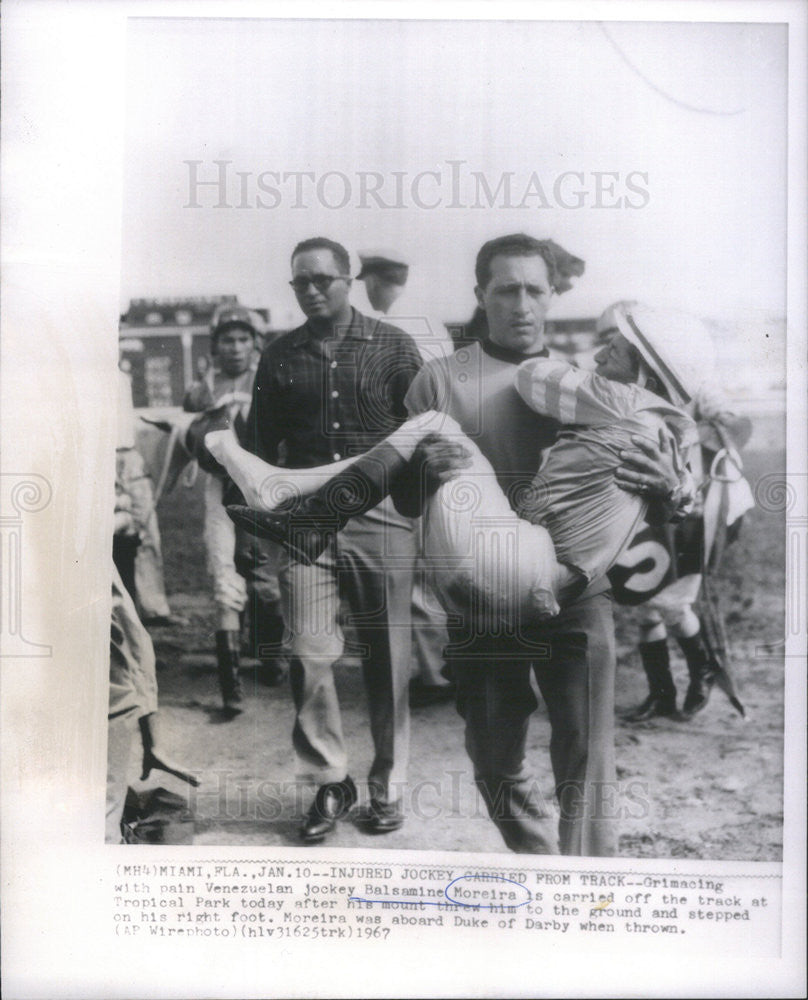 1967 Press Photo Jokey Balsamine Moreira carried off the track - Historic Images