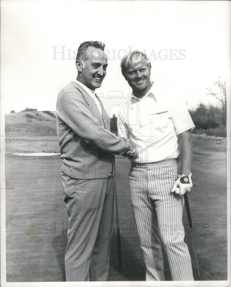 1971 Press Photo Jack Nicklaus Shakes Hands With William H. Ross - Historic Images