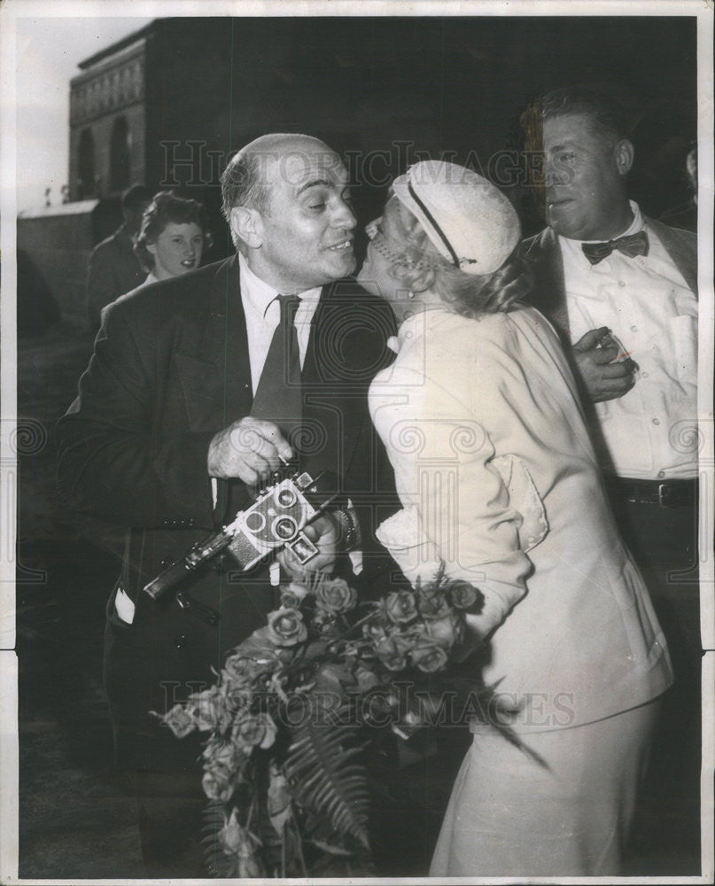 1958 Press Photo  Mike Rotunno Is Kissed By Betty Hutton After Photographing Her - Historic Images