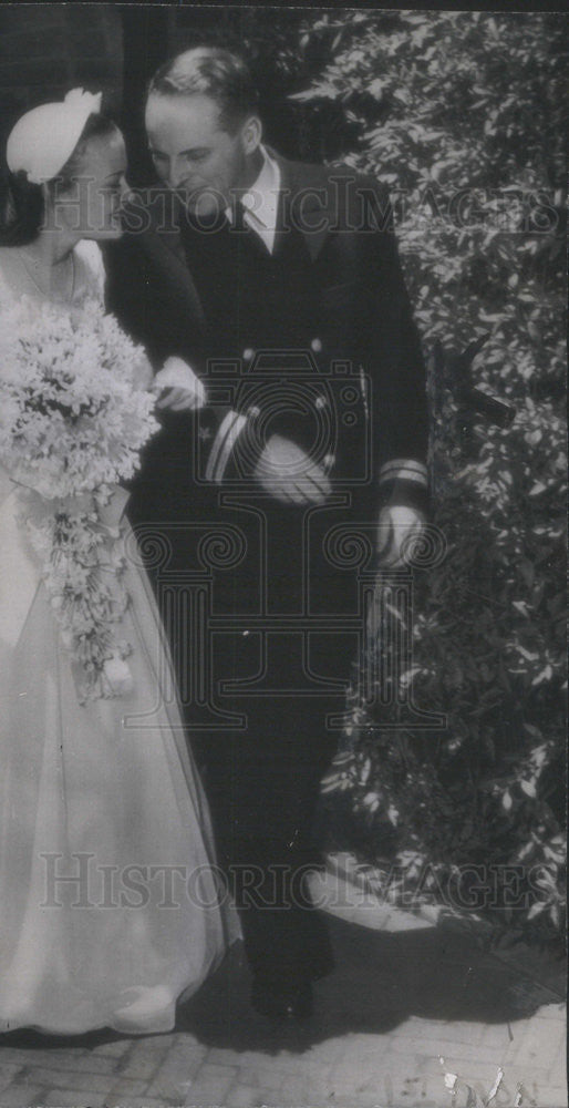 1945 Press Photo Navy Lieutenant John J. Raskob Jr. &amp; Bride Marjorie Hawkins - Historic Images