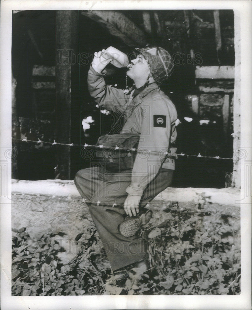 1945 Press Photo Ted Malone American Broadcasting Company's Ace Commentator GI - Historic Images