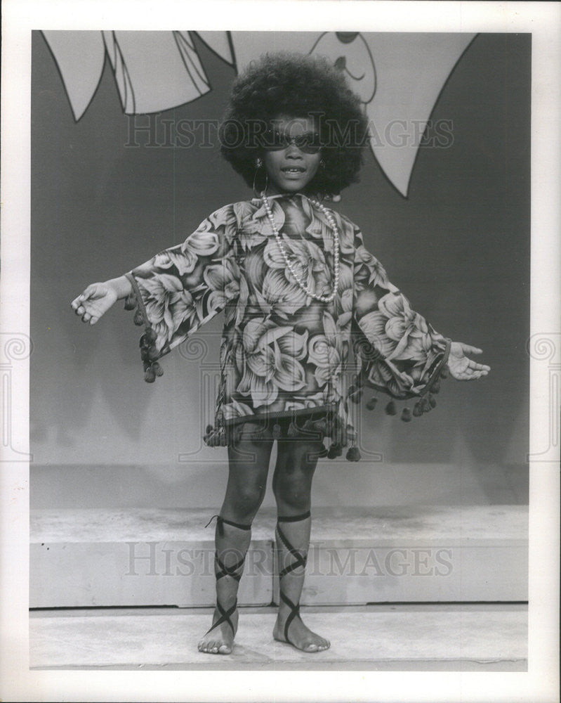 1971 Press Photo Deneen Avery,student at Holy Angels School on WBBM Tv - Historic Images