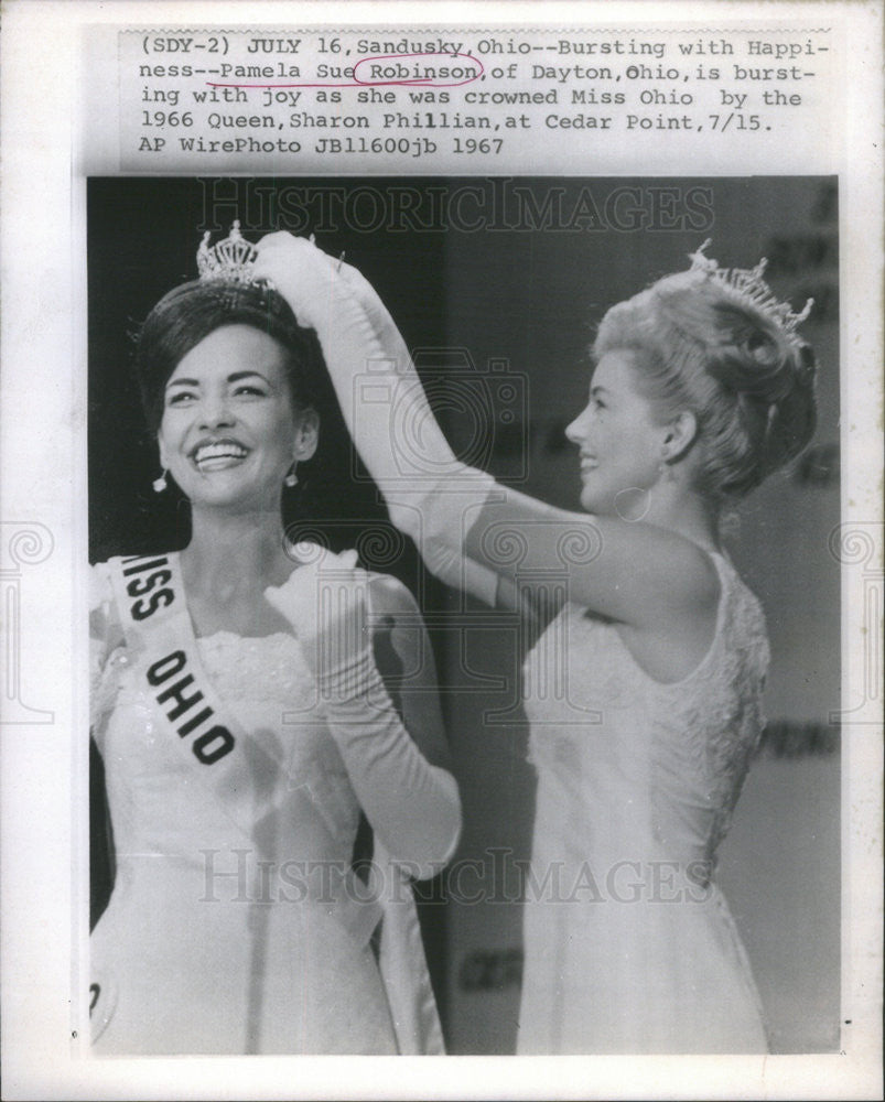 1967 Press Photo Pamela Sue Robinson Crowned Miss Ohio By 1966&#39;s Sharon Phillian - Historic Images