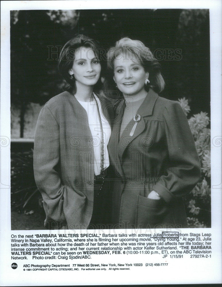 1991 Press Photo Barbara Talks with Actress Julia Roberts From Stags Leap - Historic Images