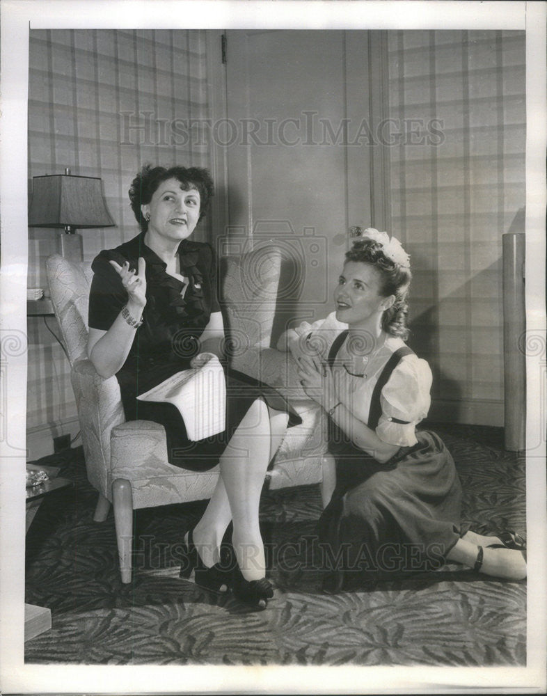 1944 Press Photo Drama Teacher Claudia Franck Coaches Actress Joan Roberts - Historic Images