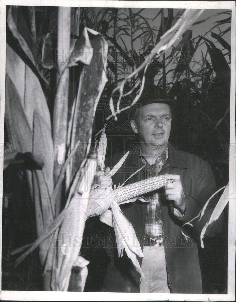 1958 Press Photo Farmer Steatton Can Talk Farmin or Politickin - Historic Images