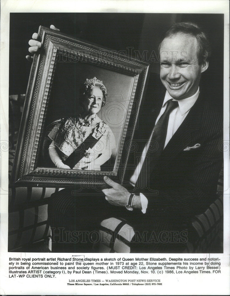 1957 Press Photo British Royal Portait Artist Stone Displays a Sketch of Queen - Historic Images