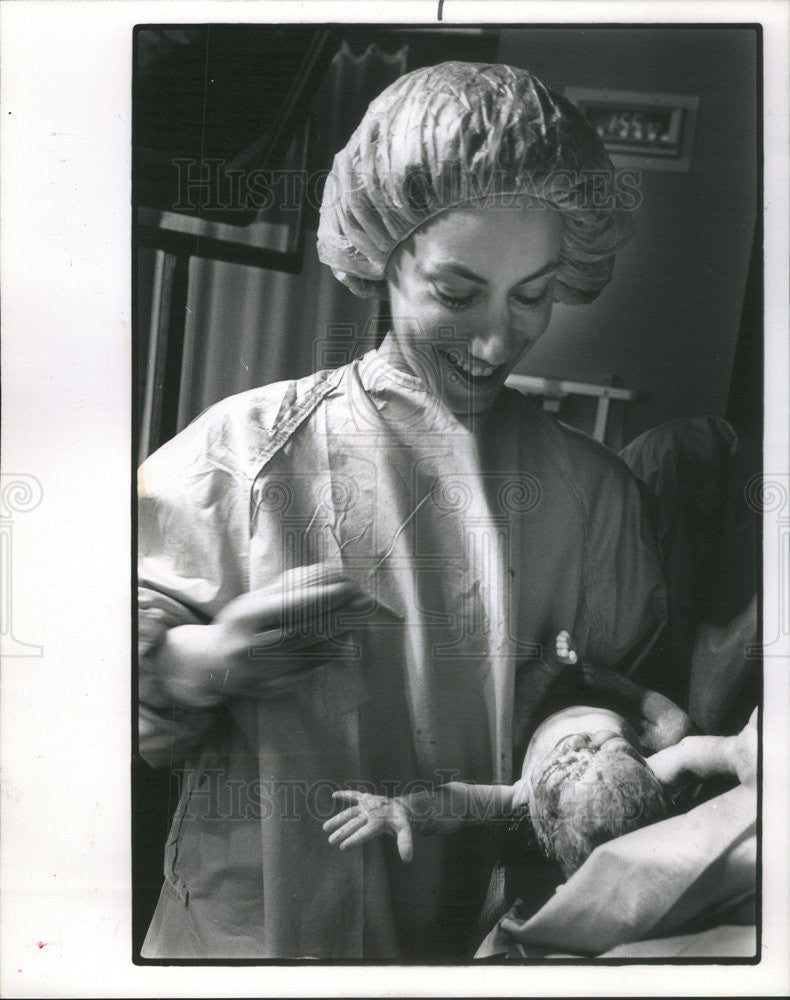 1988 Press Photo Dr. Lauren F. Streicher, OB-GYN, at Michael Reese Hospital. - Historic Images