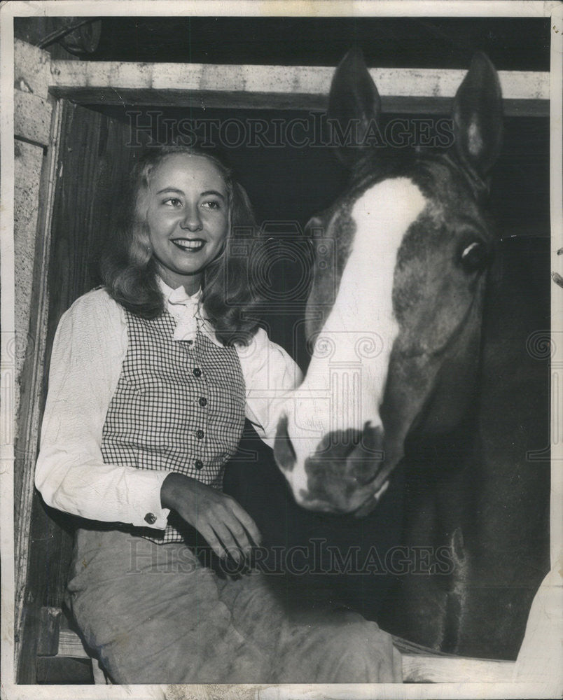 1949 Press Photo Mary Jane McGrath and her gelding The Replica - Historic Images