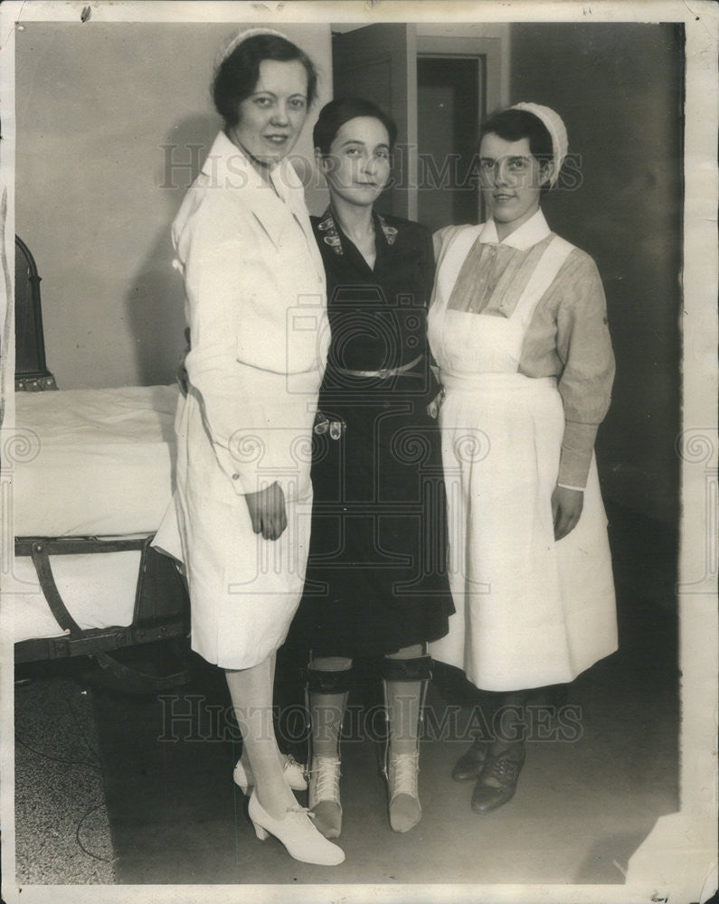 1931 Press Photo Ms. Ethel Bloomquist, Ruth Tempera Helps Frances McGaan - Historic Images