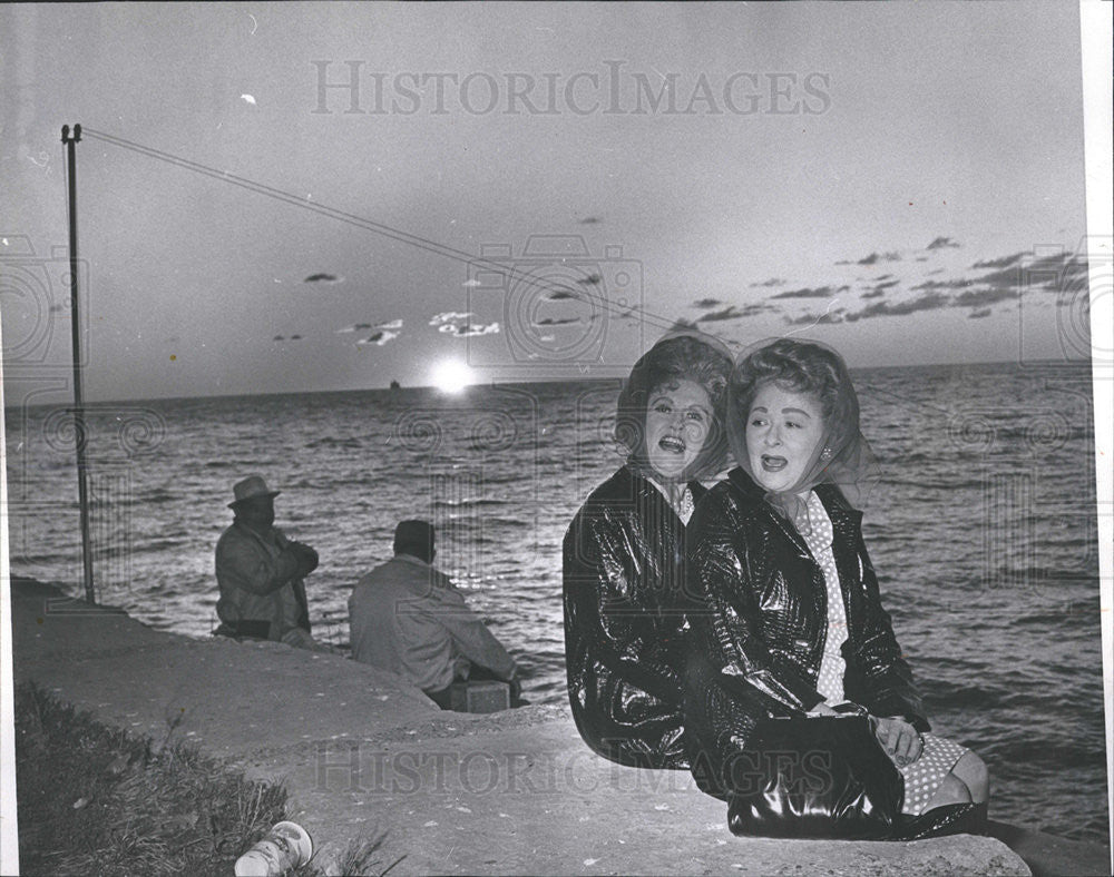 1966 Press Photo Songbirds Mildred and Marie Maler - Historic Images