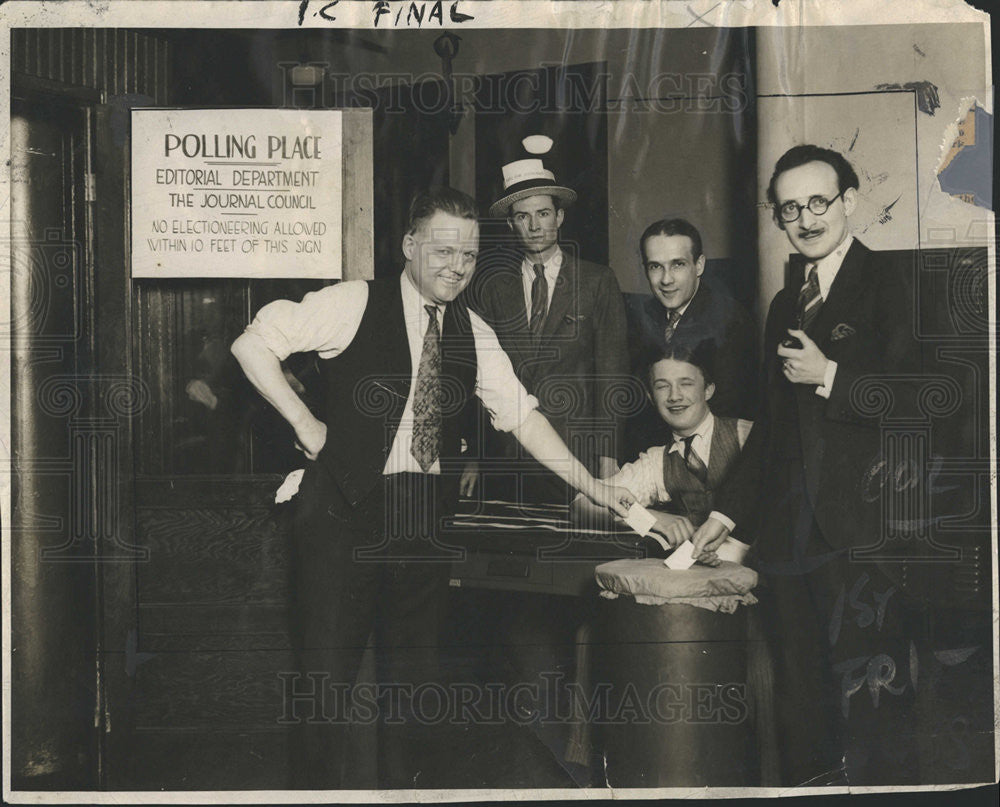 1940 Press Photo William W. Major with Newspaper Mens - Historic Images