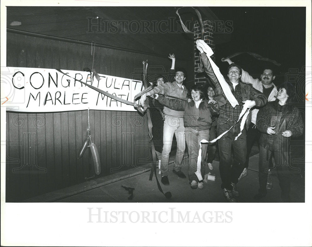 1987 Press Photo oscar Winner Marles Martin;s Friends Decorate Her Parents - Historic Images