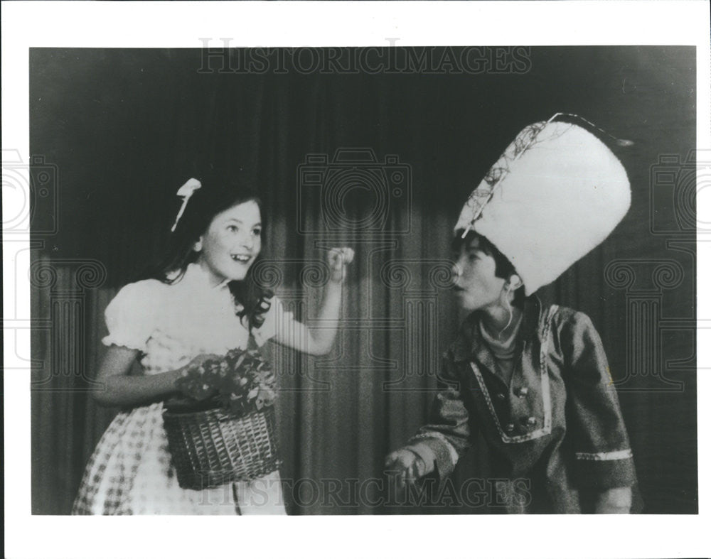 Undated Press Photo Marlee Matlin in first Stage Role as Dorothy in International Center - Historic Images