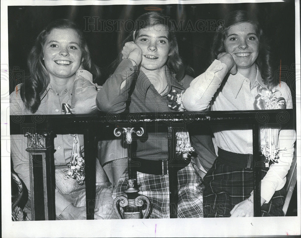 1975 Press Photo Maloney Triplets, Maureen, Margarite, Marian, Age 16 - Historic Images