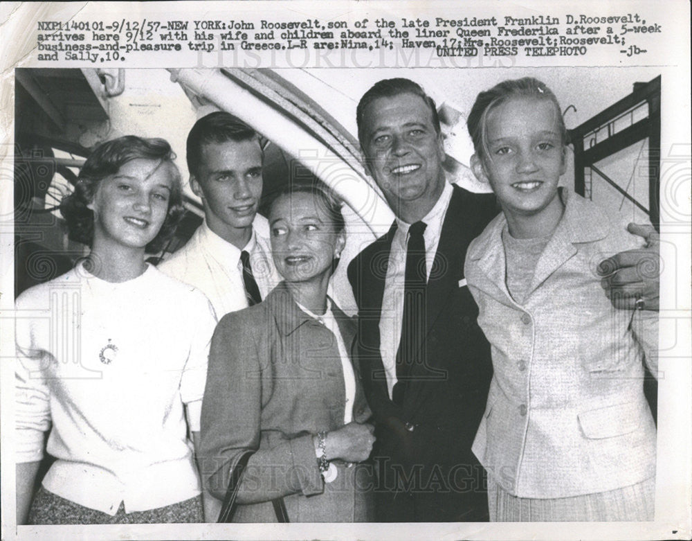 1957 Press Photo Pres Franklin Roosevelt Holding Wife And Children Liner - Historic Images