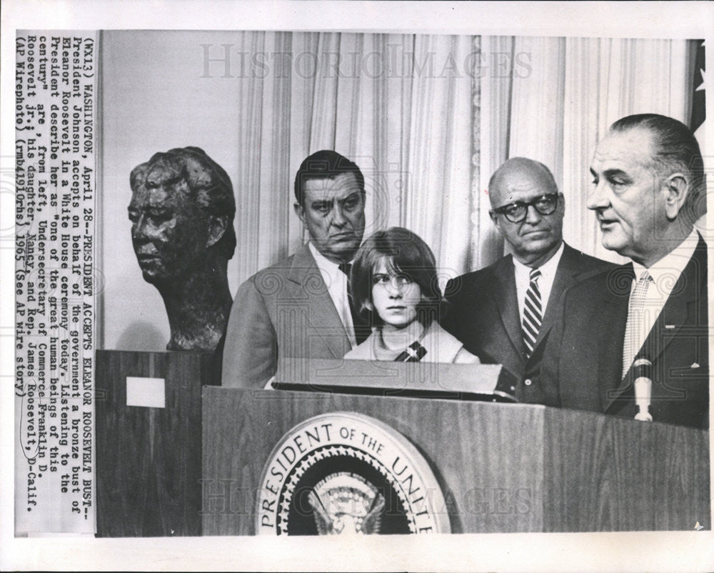 1965 Press Photo Pres Johnson  Accepts Eleanor Roosevelt&#39;s Bronze Bust In - Historic Images