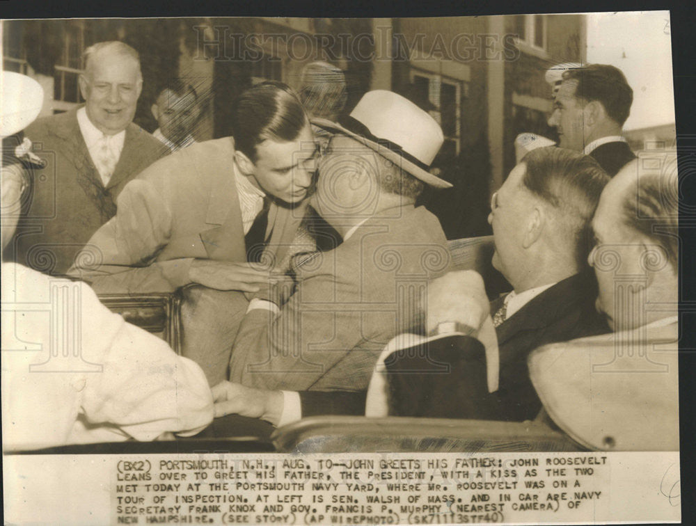 1940 Press Photo John Roosevelt Gives Father Pres Roosevelt a Kiss - Historic Images