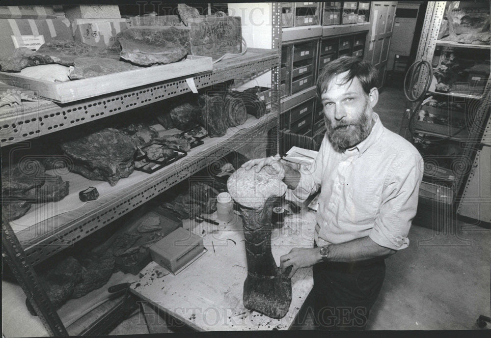 1990 Press Photo Dr Richard Stuckey, Paleontologist, Denver Museum - Historic Images