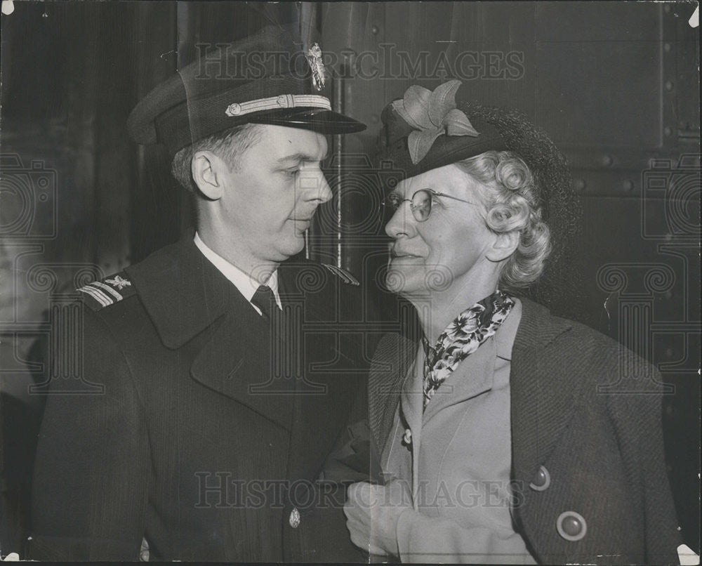 1945 Press Photo Lt WIlliam Stratton Former State Treasure with his Wife - Historic Images