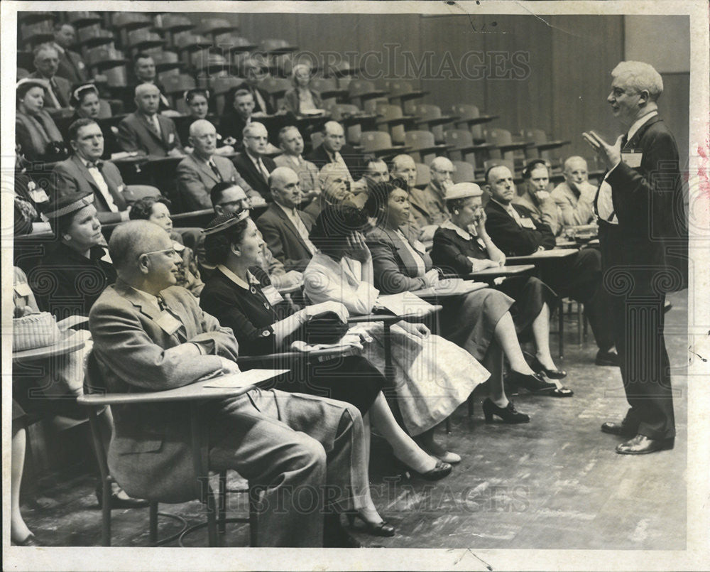 1957 Press Photo William McGovern Professor Of Political Science Lectures - Historic Images