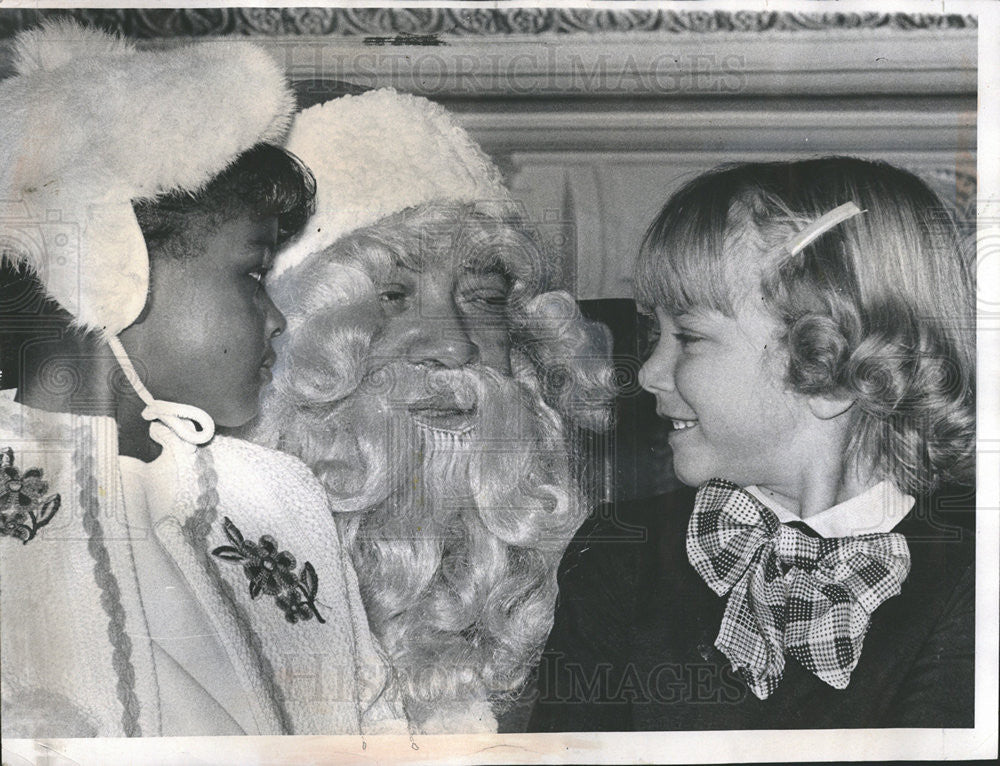 1967 Press Photo Henry McGee Plays Santa For Karen Watson &amp; Mary Jean Natelson - Historic Images