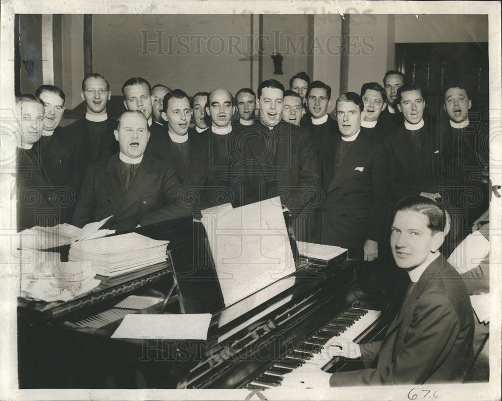 1939 Press Photo Rev Edwin Hoover rehearsing group of priest choir - Historic Images