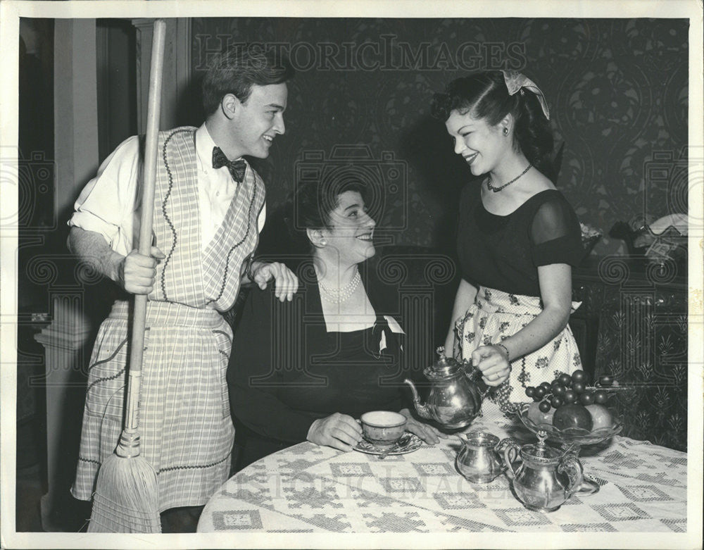 1952 Press Photo Gertrude Berg, Larry Robinson, Arlene McQuade - Historic Images